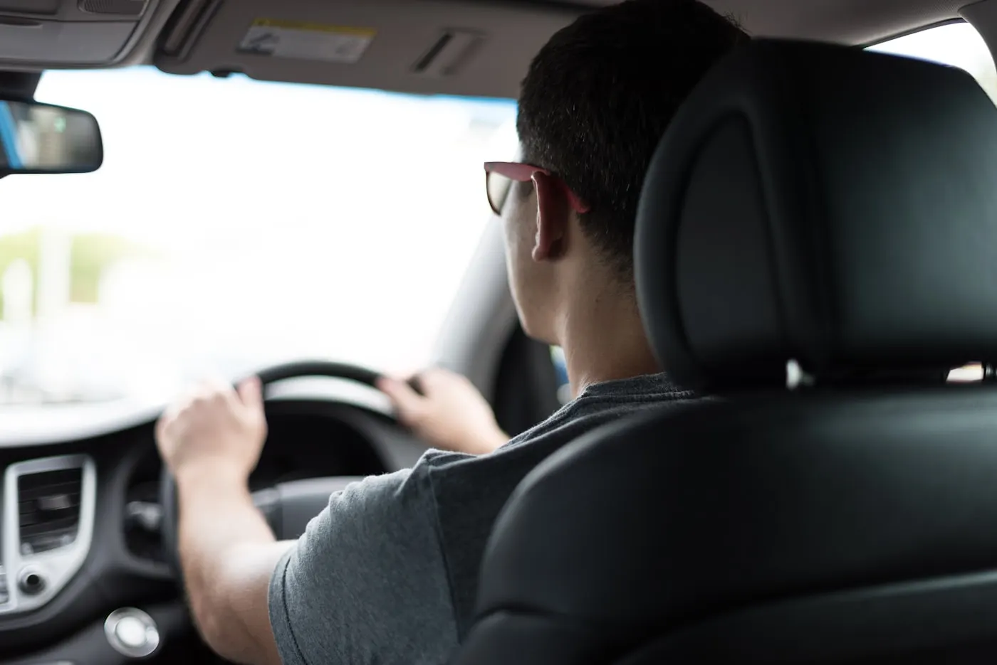 Driver profesional mengemudikan kendaraan CarAsset