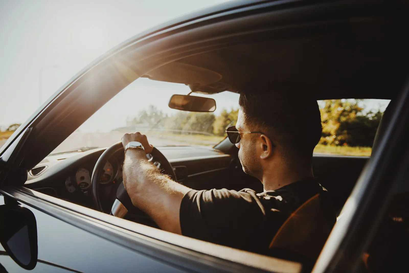Driver profesional yang menjalankan kendaraan dalam program Mitra Driver CarAsset